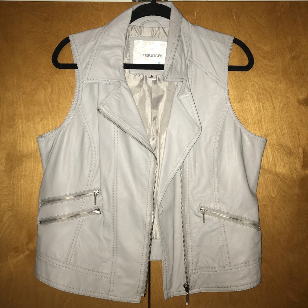 Edgy & cute gray zipper vest!